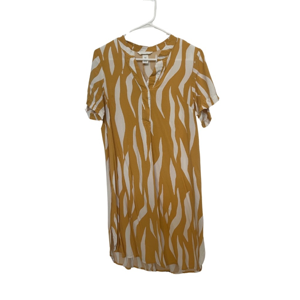 H&M XS dress. 100% Rayon. Machine wash cold gentle. Line dry.